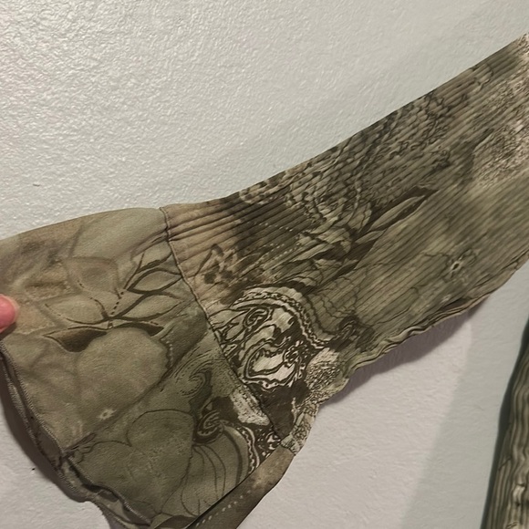 Green Patterned Button-Up Blouse - Picture 5 of 6